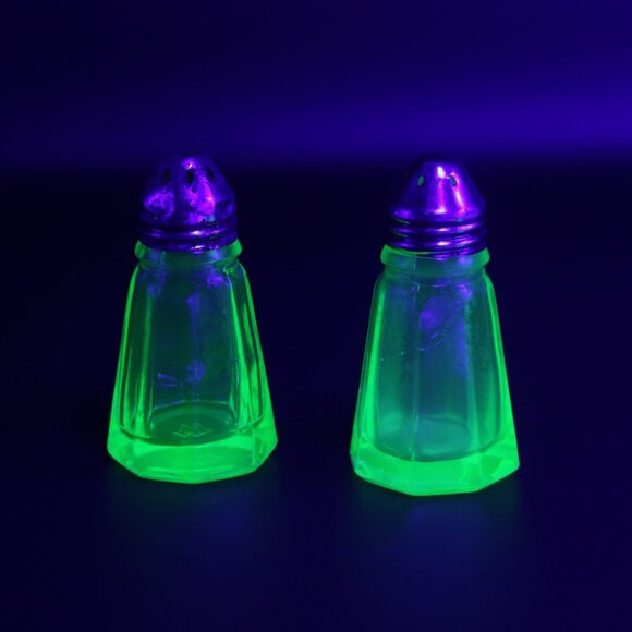 Hazel Atlas Green Uranium Depression Glasss Salt and Pepper Shakers - Picture 5 of 5